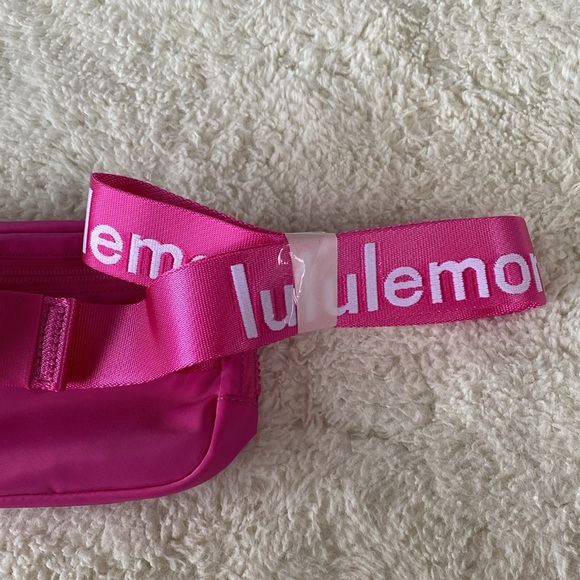 ❤️ Lululemon Everywhere Belt Bag Wordmark Sonic Pink/White NWT - Picture 9 of 10